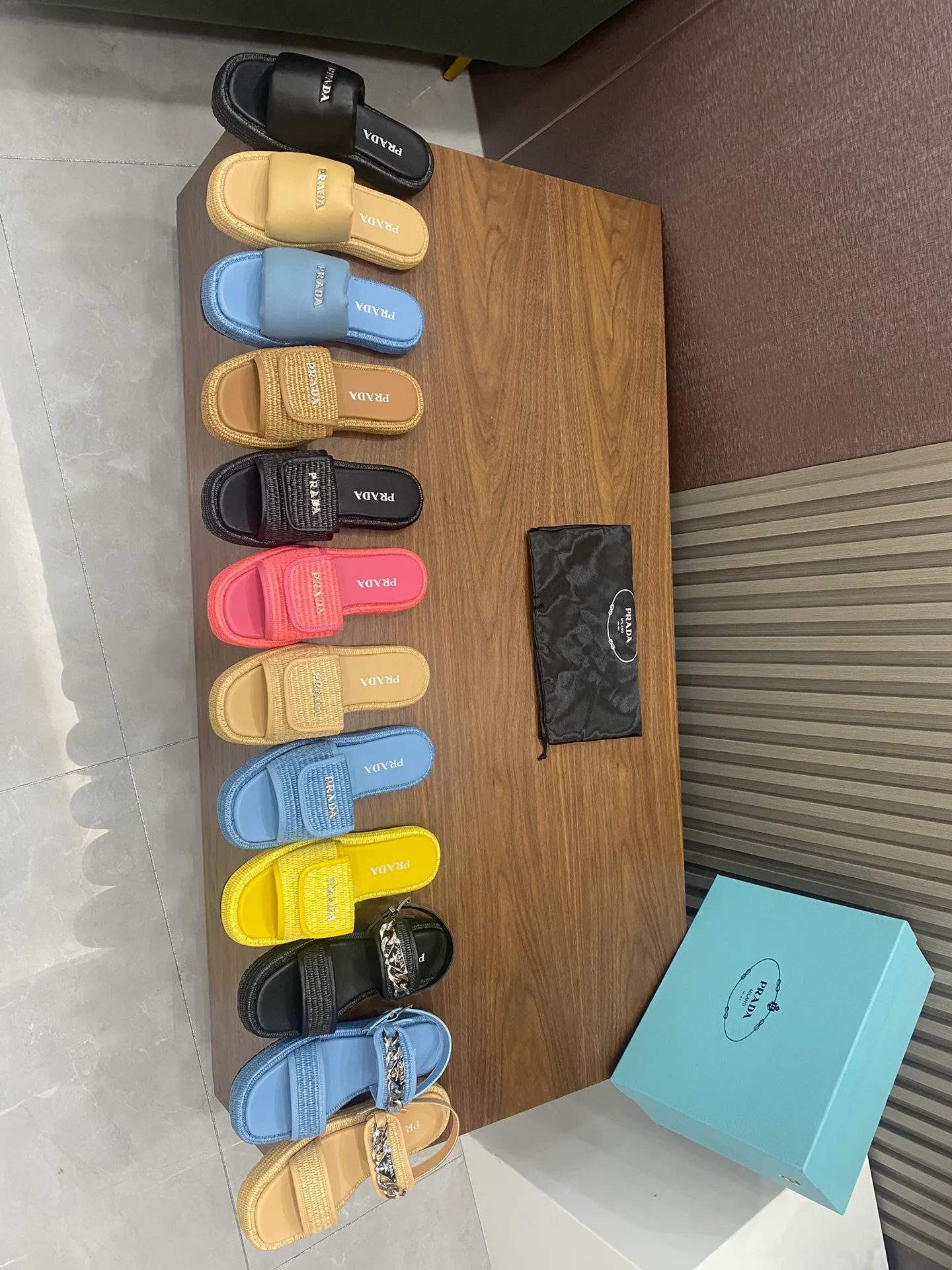 👟👟Ex-factory price 500👟👟 PRADA 2024 [Fireworks] [Fireworks] Popular straw woven series, a must-have slipper for lazy people, it looks so good on the feet. I love this hand-woven one. The upper is mixed sheepskin, and the outsole is made of imported raffia bag, ultra-light TPU, code number 5-41,